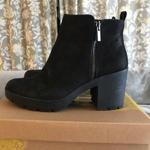 Black chunky heel bootie size 8.5